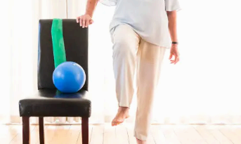 노인 한발로 서기 균형운동 이미지사진