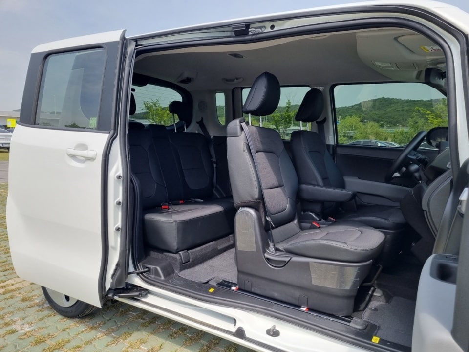 더 뉴 기아 레이는 우측이 이렇게 열립니다.