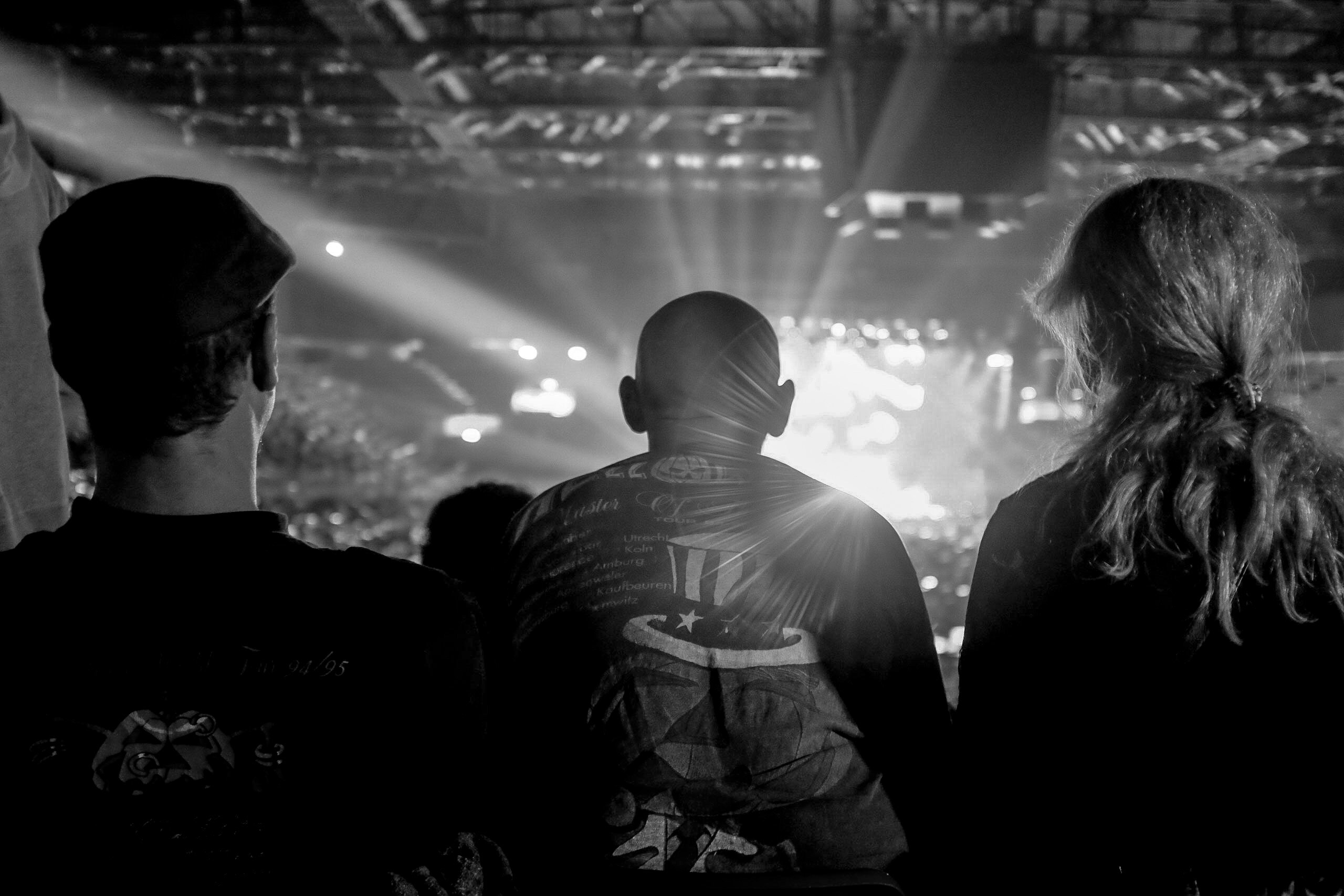 어두운 조명 속 긴장된 무대, 심사단 실루엣 관련 사진