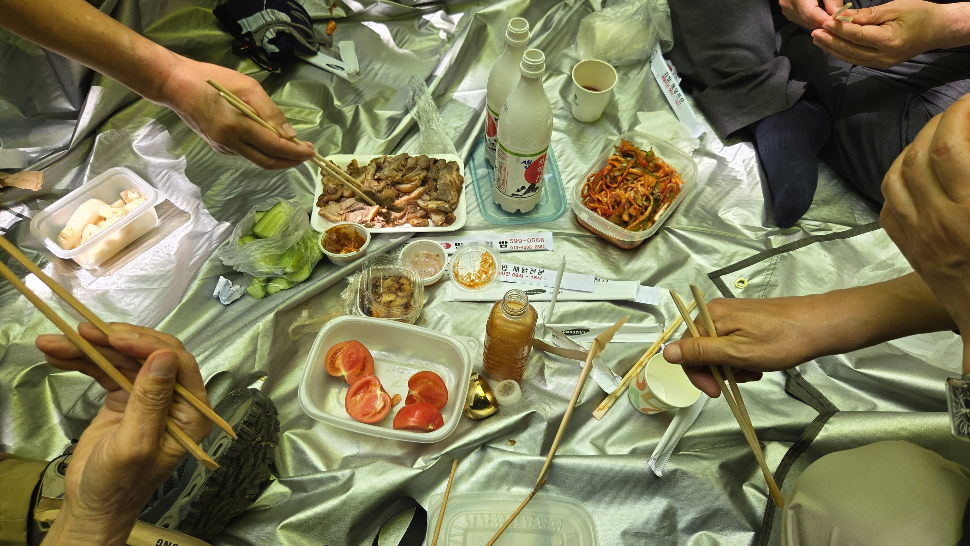 계곡물 흐르는 소리와 사람들의 웃음소리가 함께 섞이는 풍경은 참 따뜻했습니다.