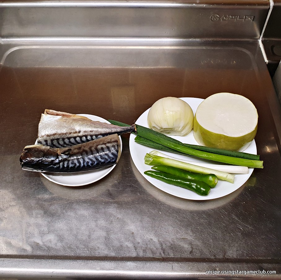 고등어무조림 재료 (고등어, 대파, 무, 양파, 풋고추)