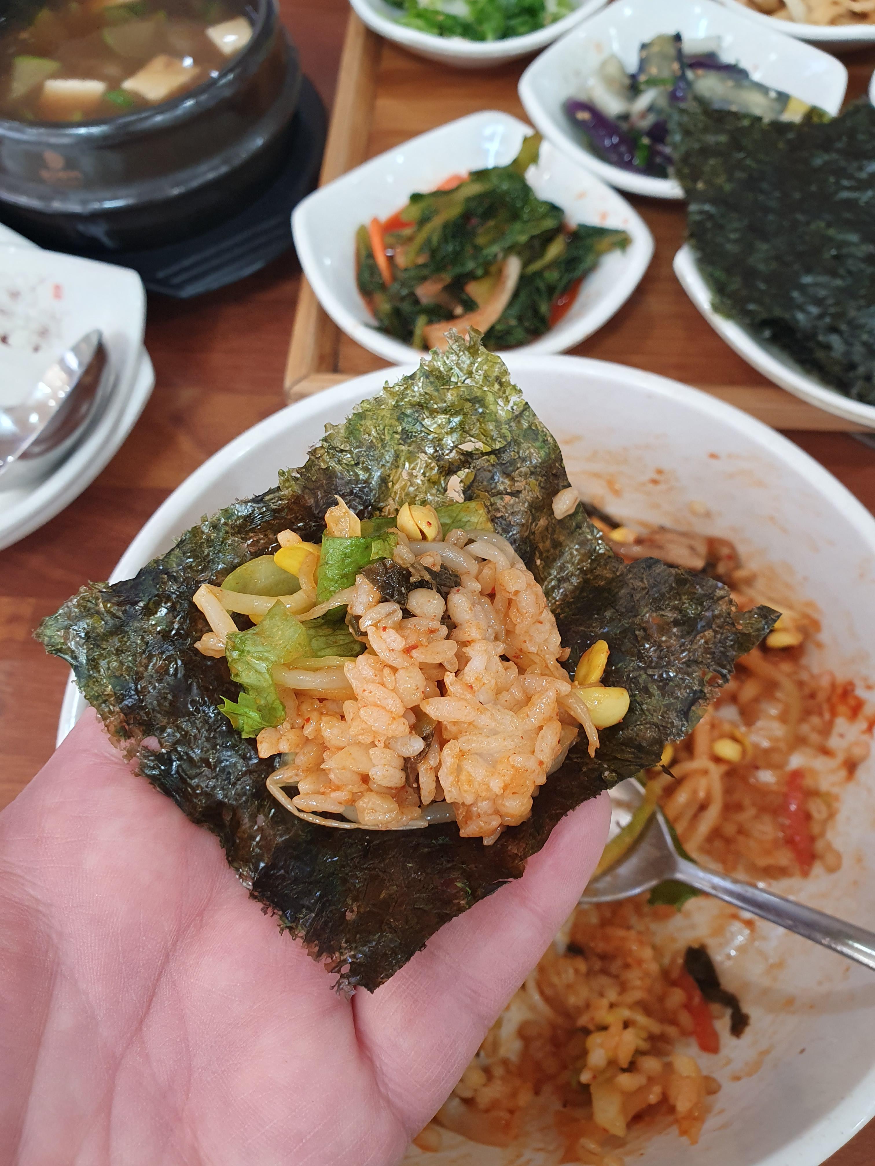 보리비빔밥을 구운김에 싸먹으면 더 맛있음.