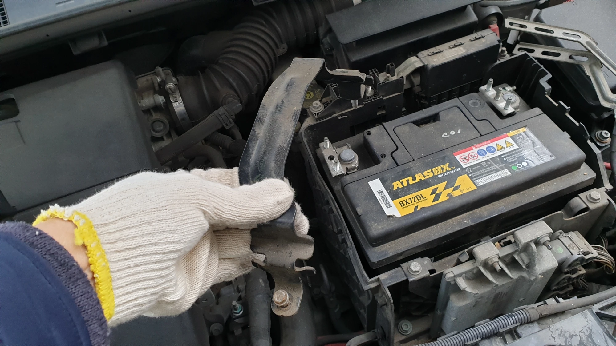 배터리 고정장치 분리 모습