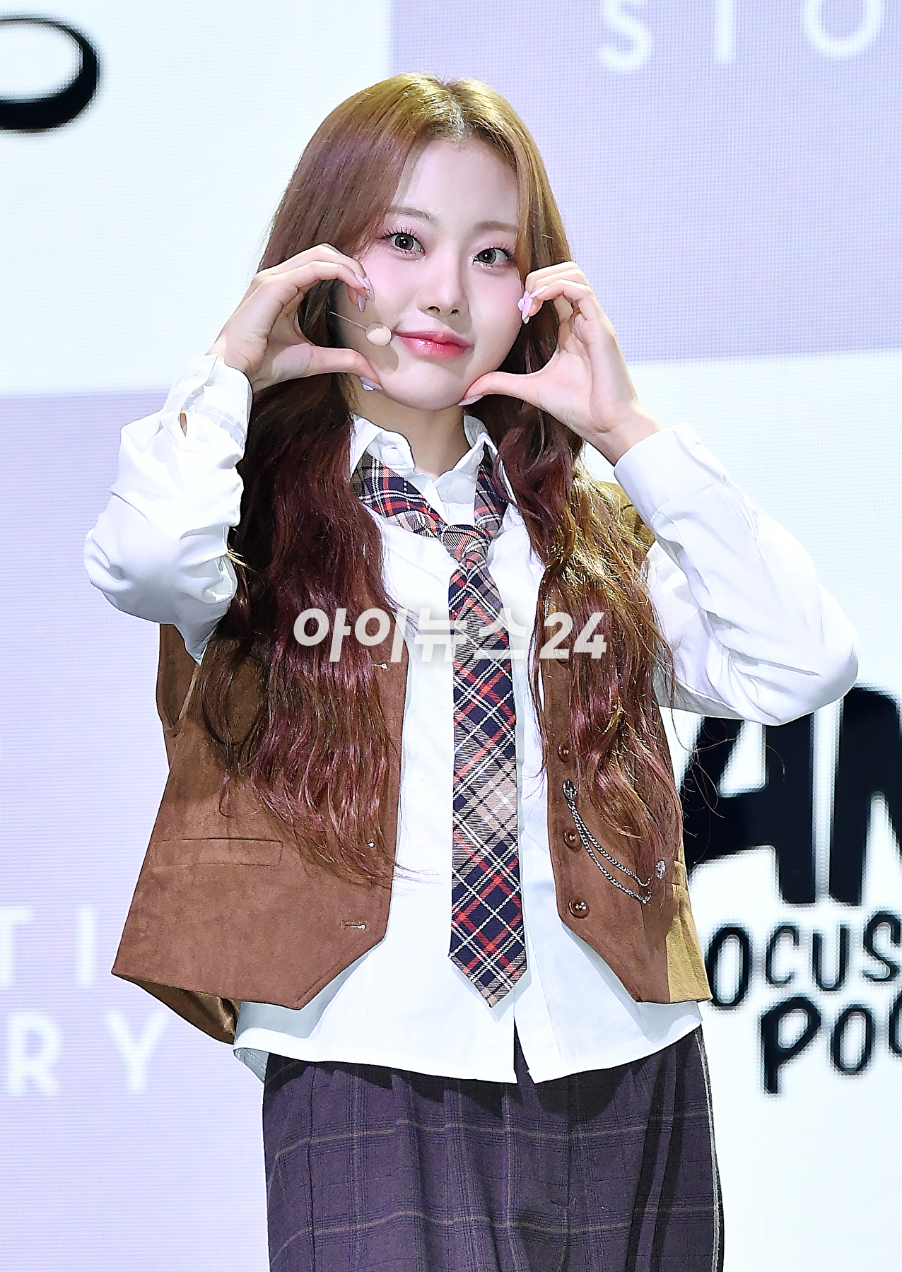 걸그룹 빌리(Billlie) 션이 23일 오후 서울 서교동 신한카드pLay스퀘어 라이브홀에서 &#39;사이드-비:메모얼스 오브 에코 언씬(side-B : memoirs of echo unseen)&#39; 발매 기념 쇼케이스에서 무대를 선보이고 있다. [사진=곽영래 기자]