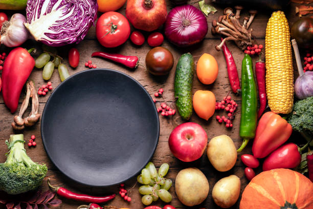 브로콜리와 오렌지, 방울토마토가 함께 차려진 건강 식단