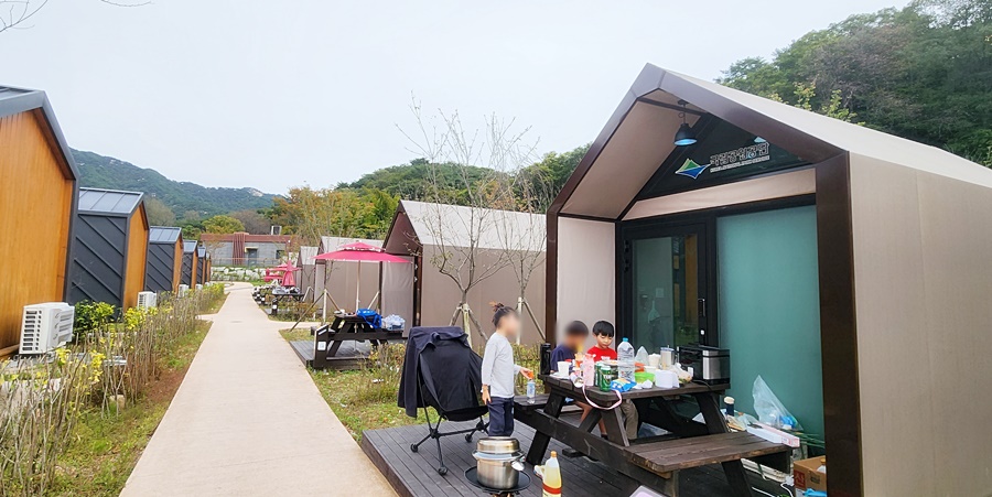 C구역 하우스형 데크위에서 노는 아이들