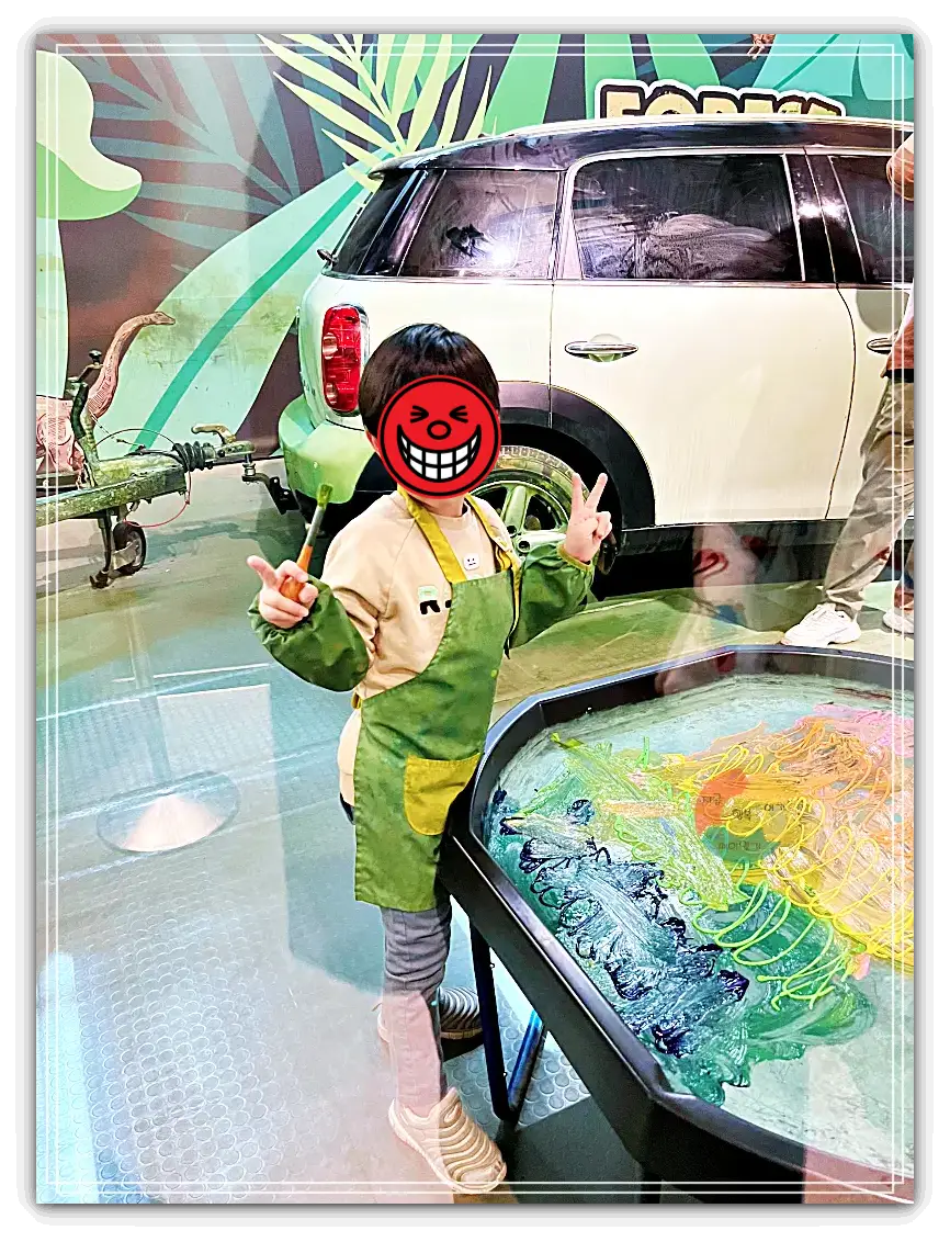 다이노베이_물감놀이-가운입은아이-자동차-물감