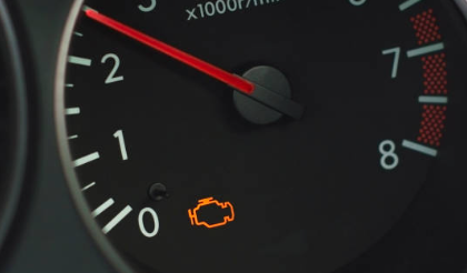 자동차 엔진 체크등 점등된 사진