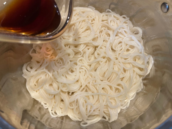 간장 비빔국수 황금레시피 - 소면에 양념장 붓고 비비기