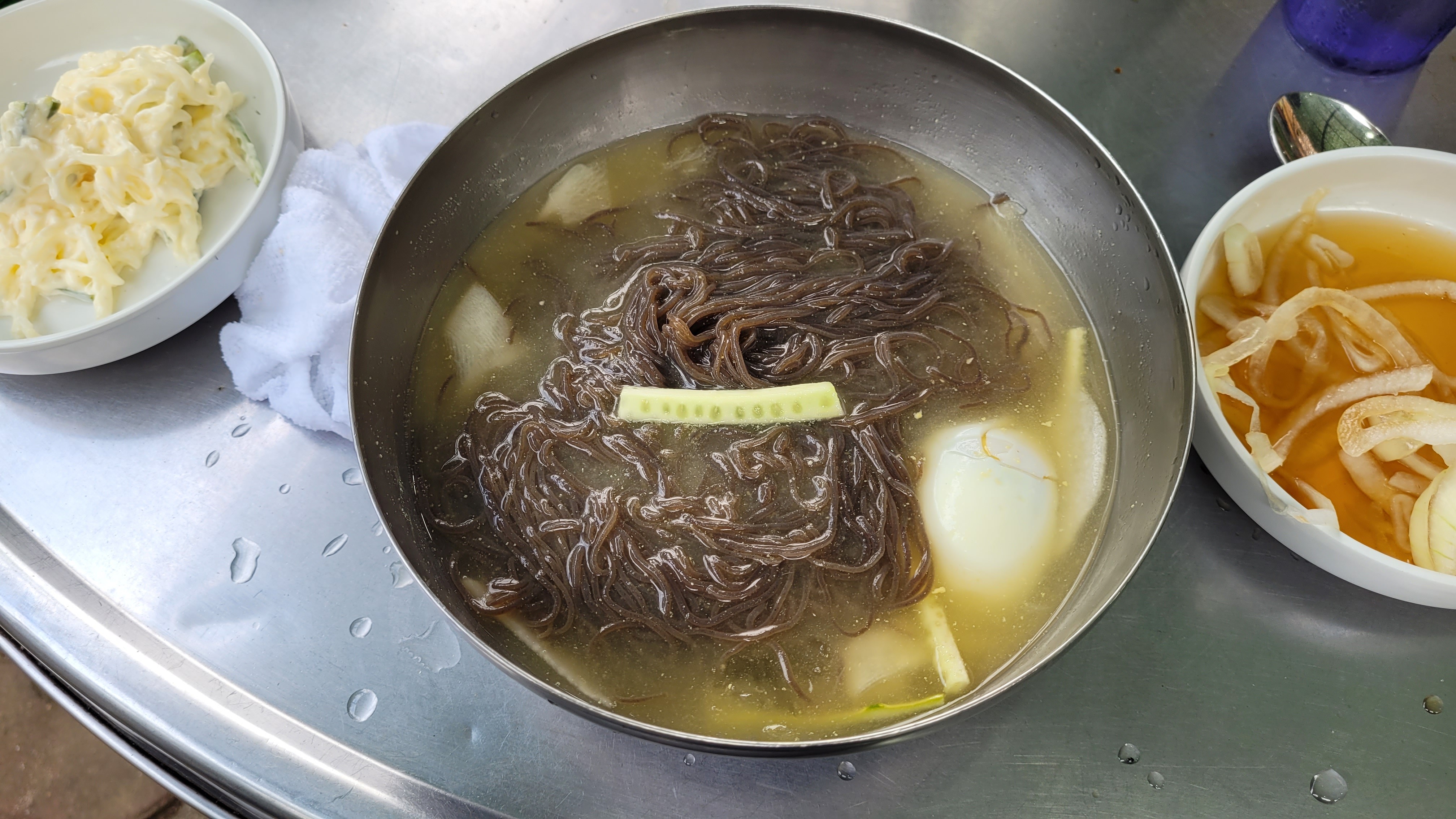 단촐하지만 육수가 맛있는 냉면