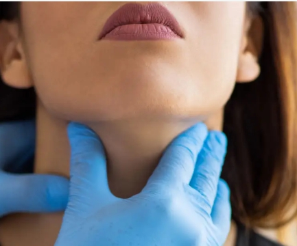 의사가 갑상선암을 진단하는 모습