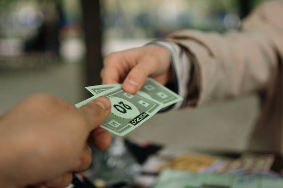 모노폴리 돈을 주고받는 장면과 게임 내 거래 연출