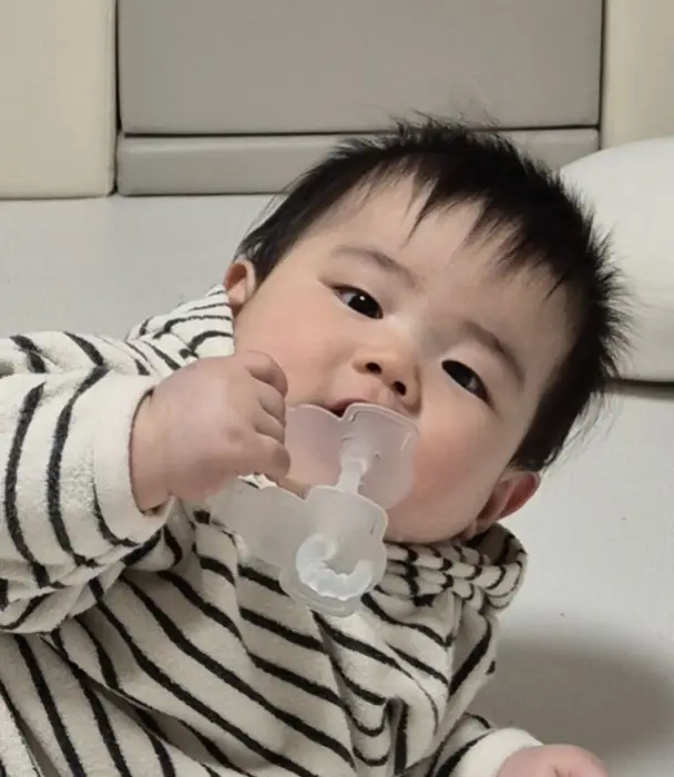 엄마를 바라보고 있는 우리 아들