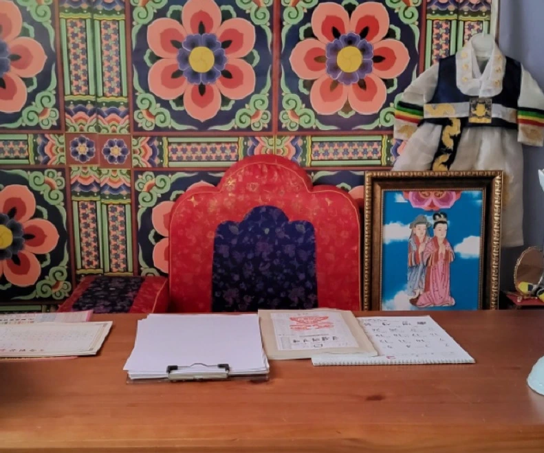 창원 강씨신당 의자와 책상