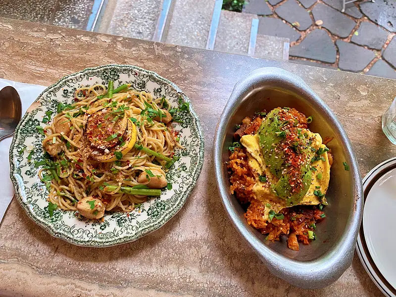 줄서는식당 통베이컨 단짠 조합 브리오슈 와플, 레몬 앤초비 오일파스타, 아보카도 치폴레 김치볶음밥 강남 압구정로데오 도산공원 맛집 추천 소개