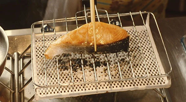 영화 카모메 식당 속의 연어구이