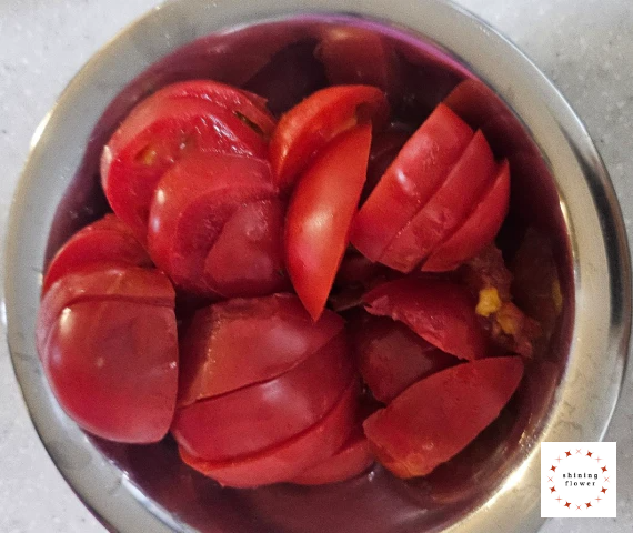 치킨텐더샐러드-토마토 썰어서 준비