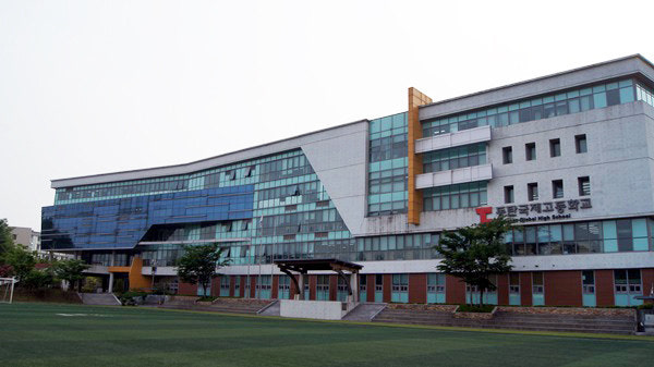 동탄국제고등학교 캠퍼스 전경과 국제고 입시 합격 전략, 사회&middot;역사 심화 탐구를 상징하는 학교 건물 이미지