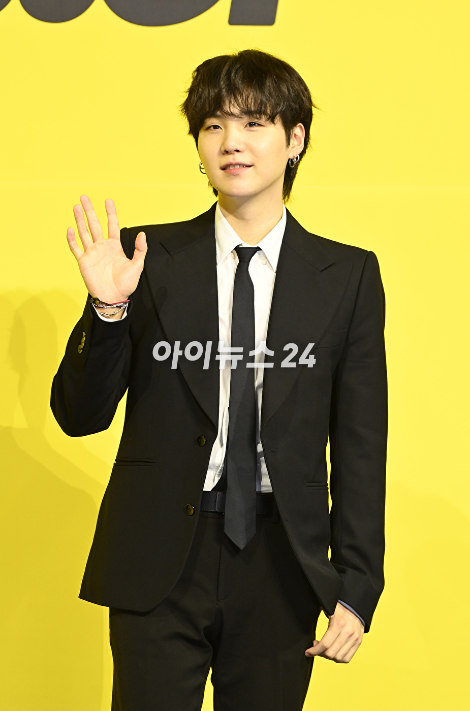 방탄소년단(BTS) 새 디지털 싱글 'Butter' 발매 기념 글로벌 기자간담회가 21일 오후 서울 송파구 방이동 올림픽공원 올림픽홀에서 열렸다. 방탄소년단 슈가가 포토타임을 갖고 있다.