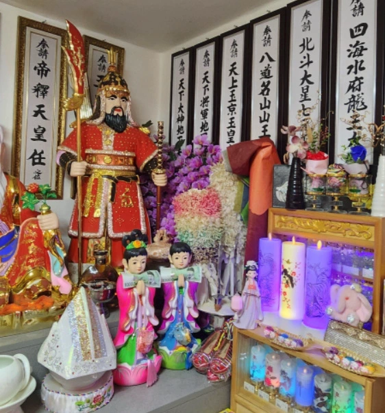 빨간옷 입은 장군 신령불상