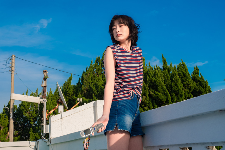 아래를바라보고있는김다미