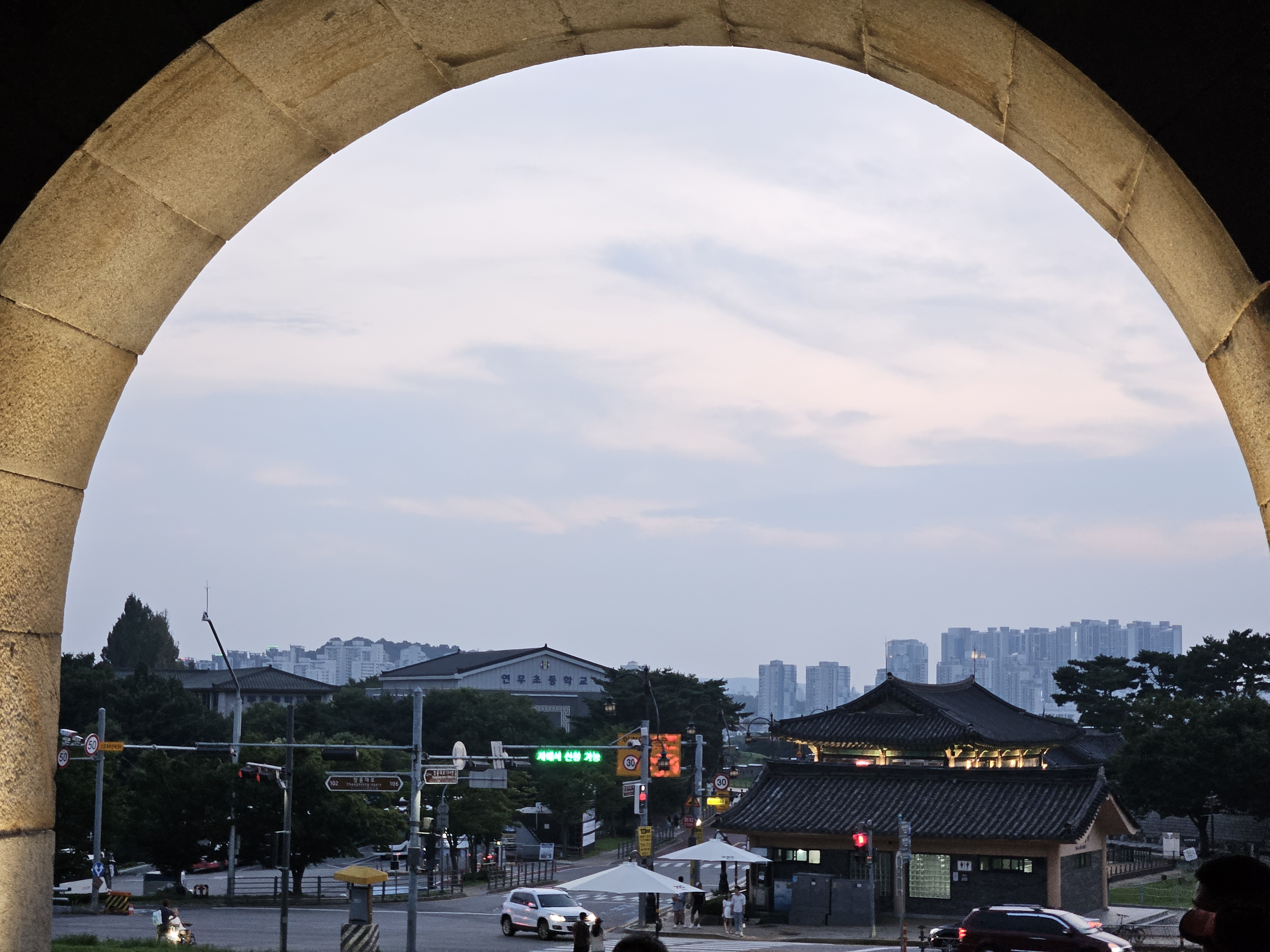 창룡문 사이로 보이는 풍경