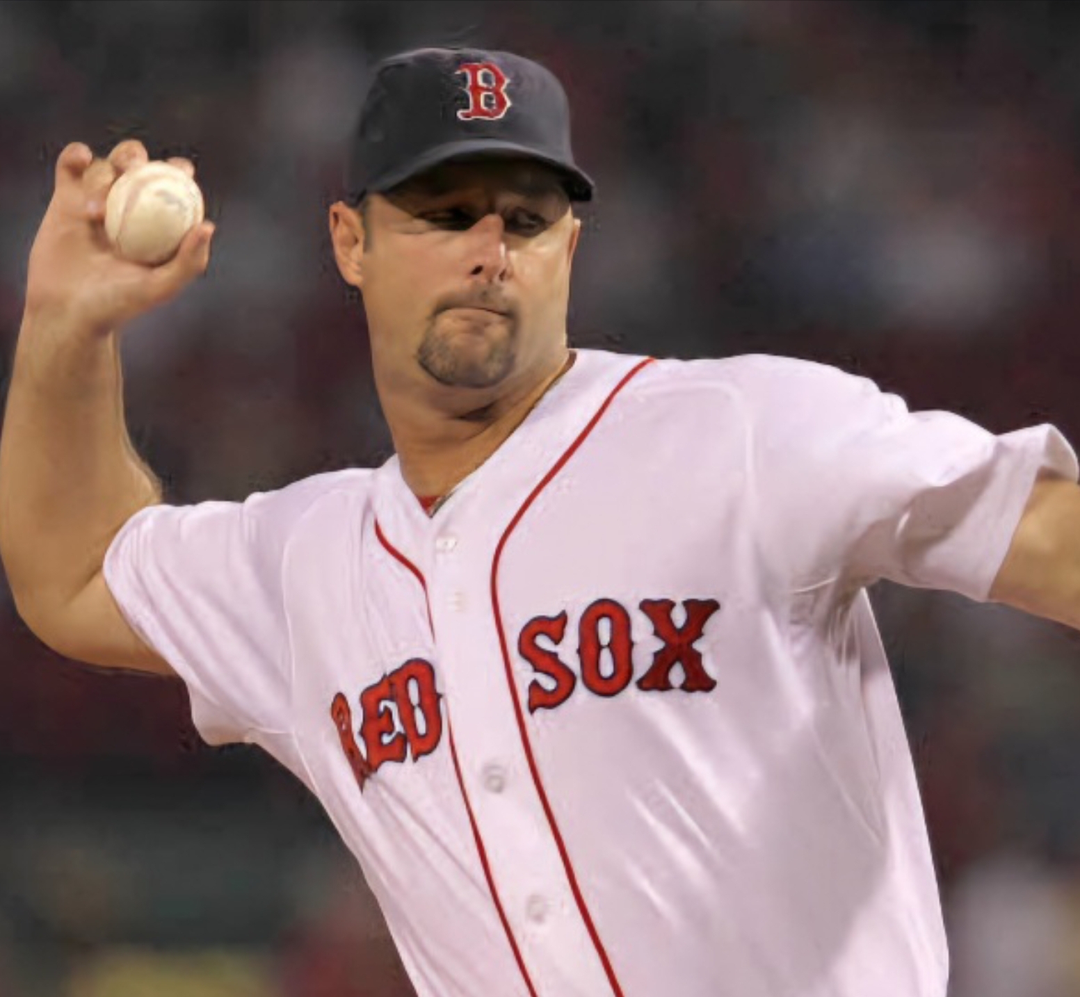 웨이크필드 선수가 공을 던지고 있다.