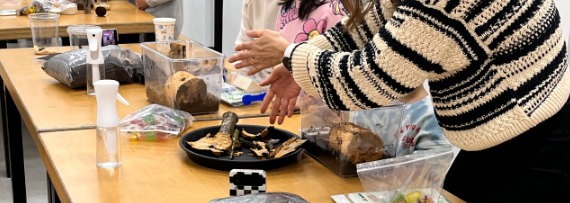 어린이와 어른이 뭔가 만드는 모습