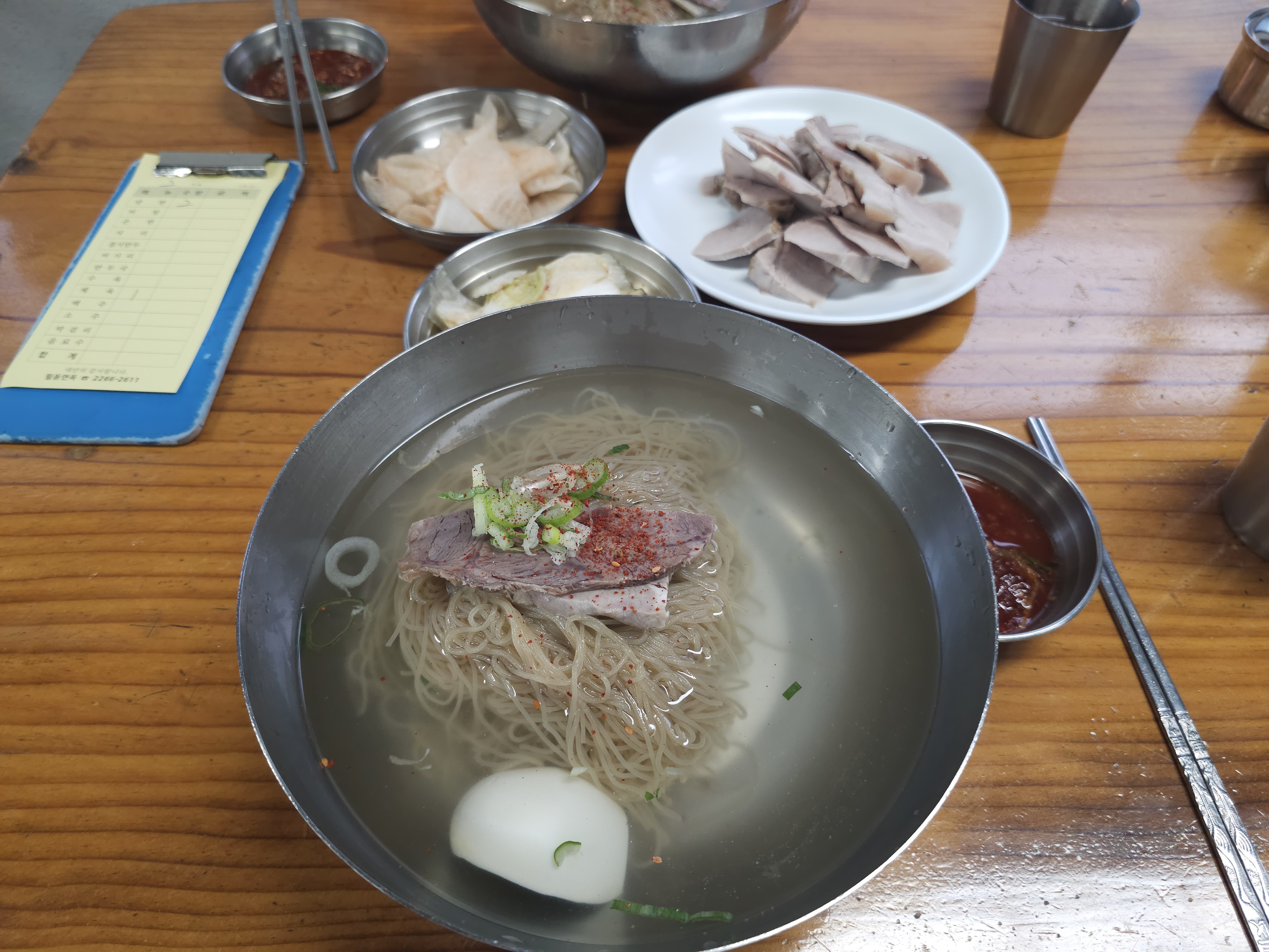 필동면옥 탐방기 &mdash; 맑고 깊은 평양냉면과 촉촉한 제육의 환상 궁합