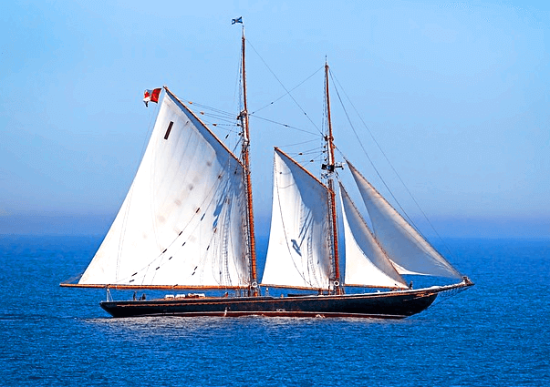 푸른 바다에 커다란 돛단배가 더 있다. 하얀 천이 4장 돛에 걸쳐졌다.