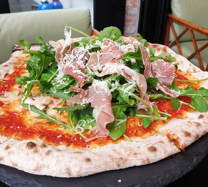 이올로화덕피자-프로슈토루꼴라피자-프로슈토와-루꼴라가-토마토소스-피자-위에-올려져있다