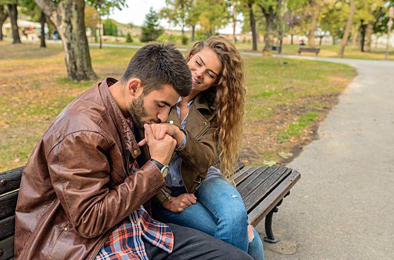 노룩부부의-문제를-해결하고-행복해하는-부부의-모습