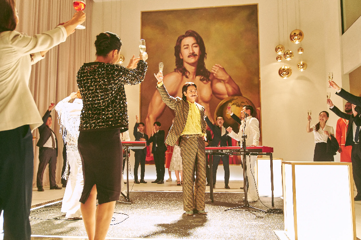 샴페인을들고있는이선균