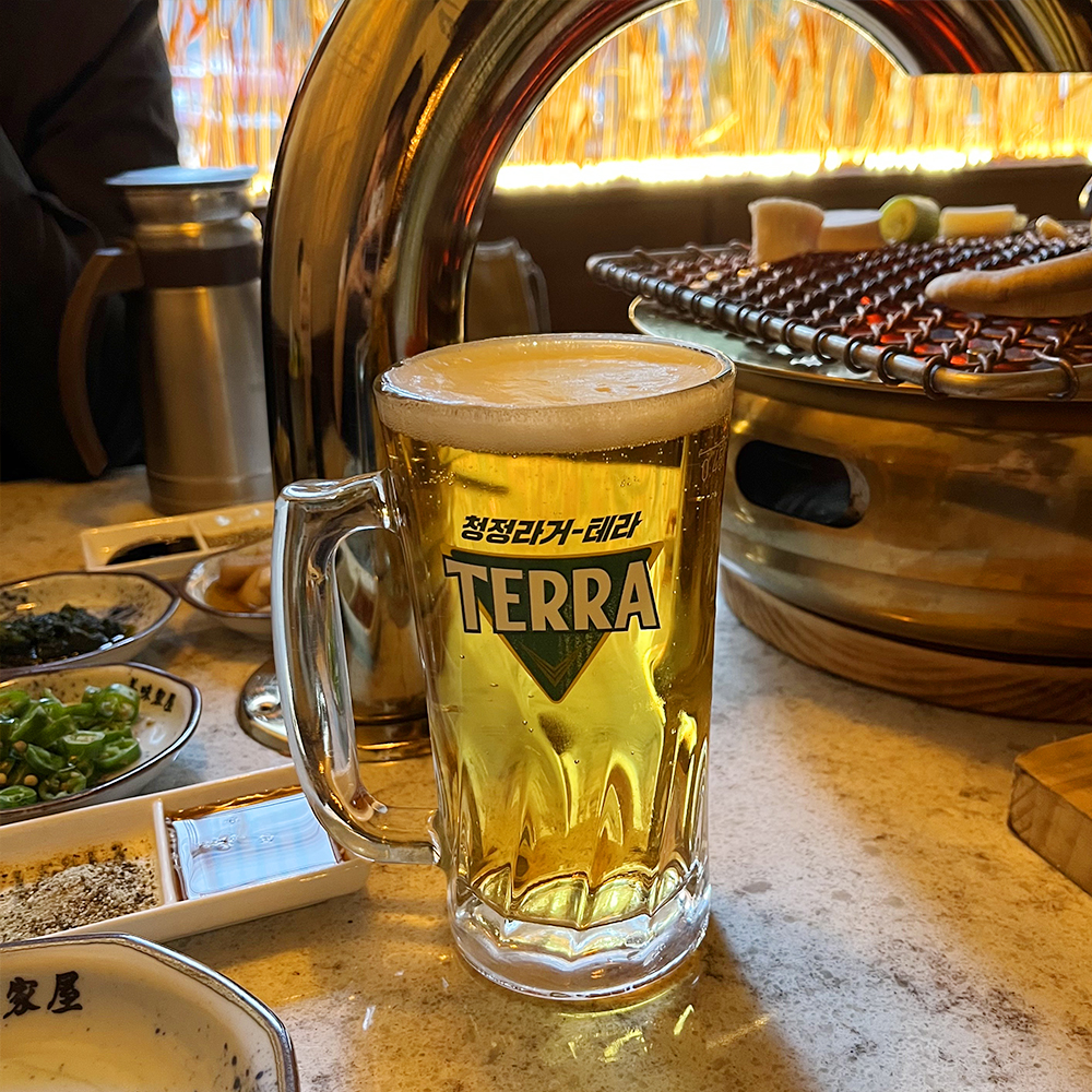중앙에-테라-생맥주가-담긴-맥주잔이-놓여있습니다.(1)