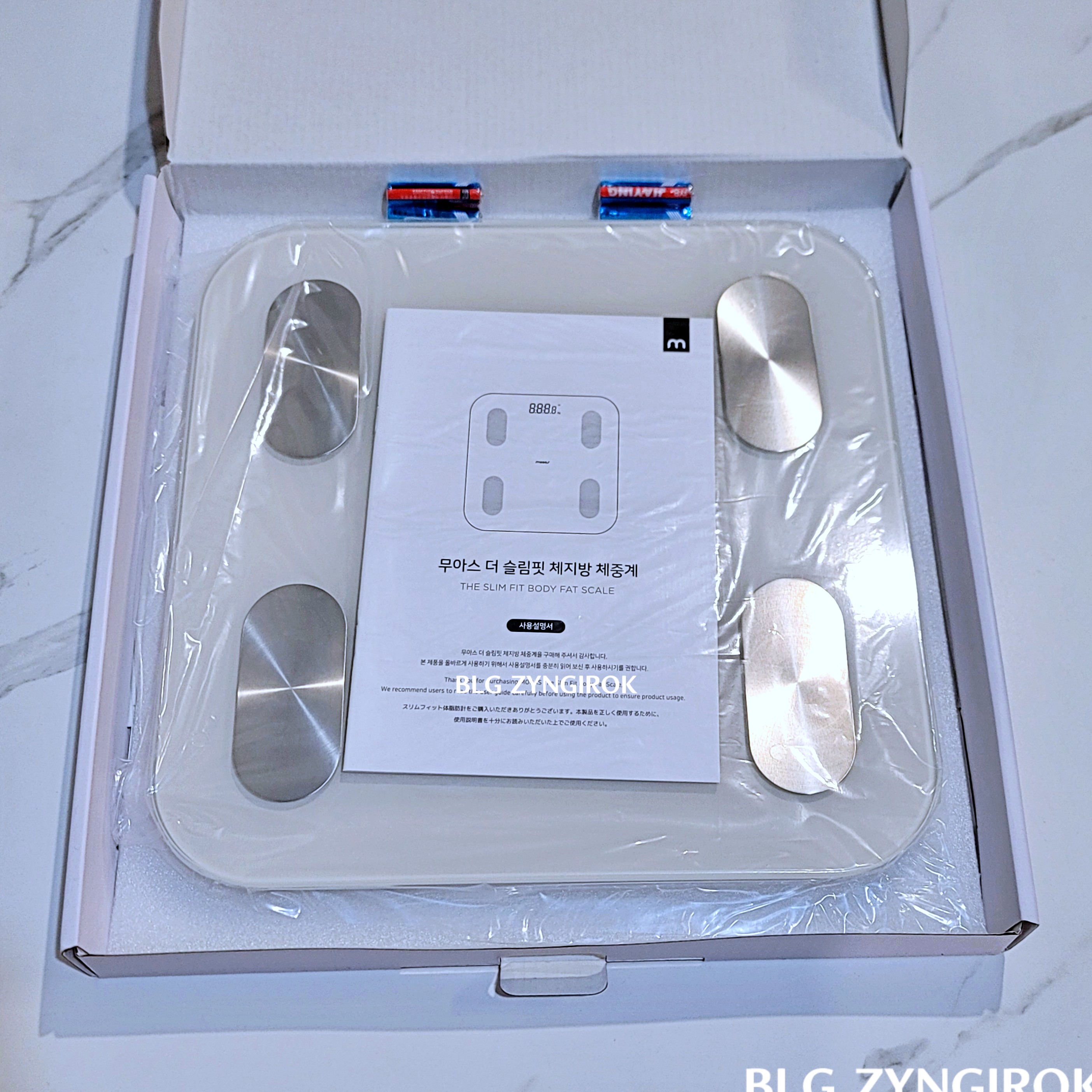 상자 안의 무아스 더 슬림핏 체지방 체중계 모습이다.
