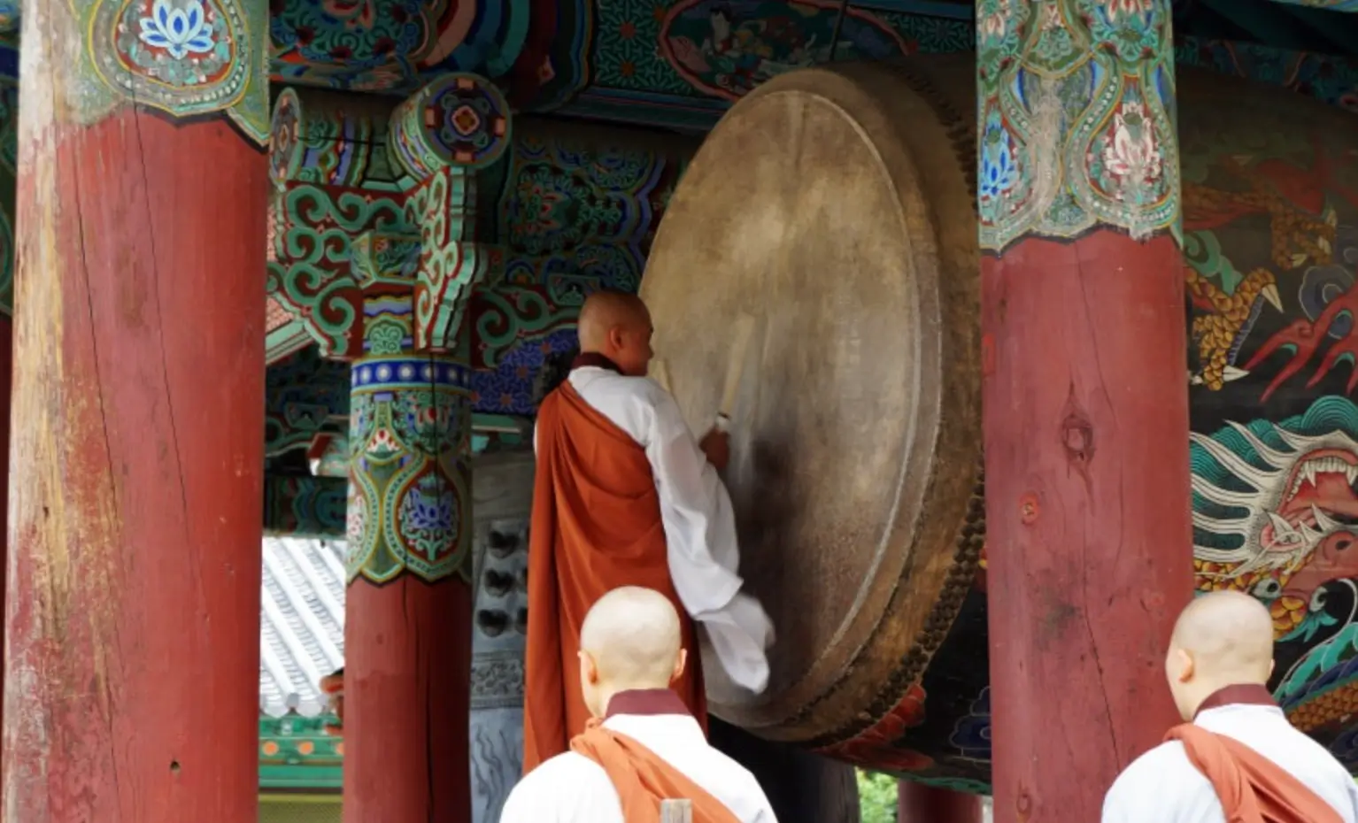 스님의 법고 연주하는 모습