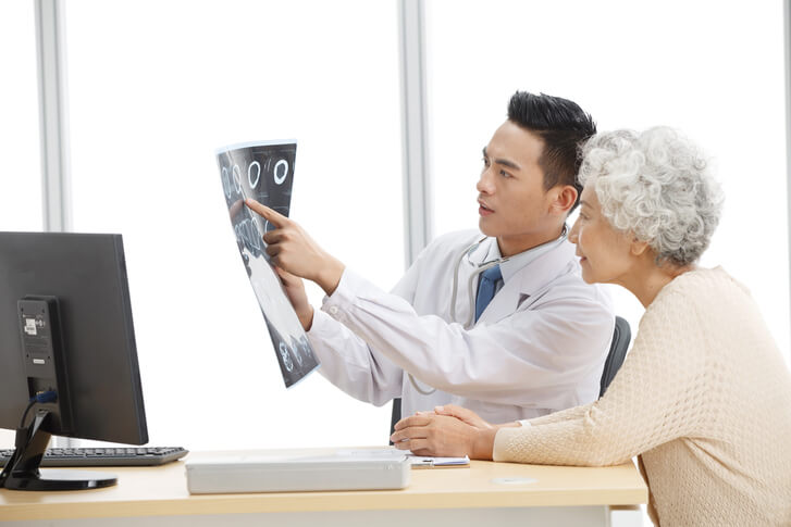 환자와 상담 중인 의사