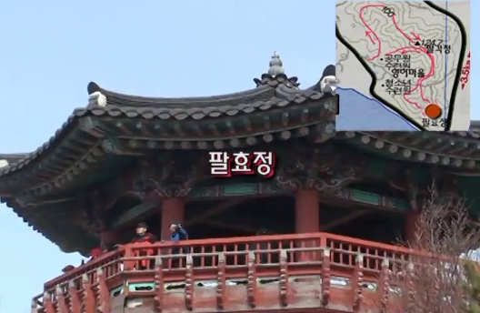 기와지붕과 붉은 난간이 있는 정자.