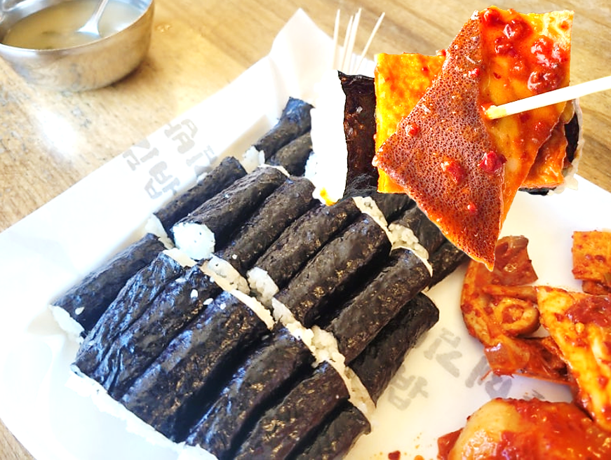김밥과 어묵, 오징어를 이쑤시개로 찍어 올린 뚱보할매김밥집의 충무김밥