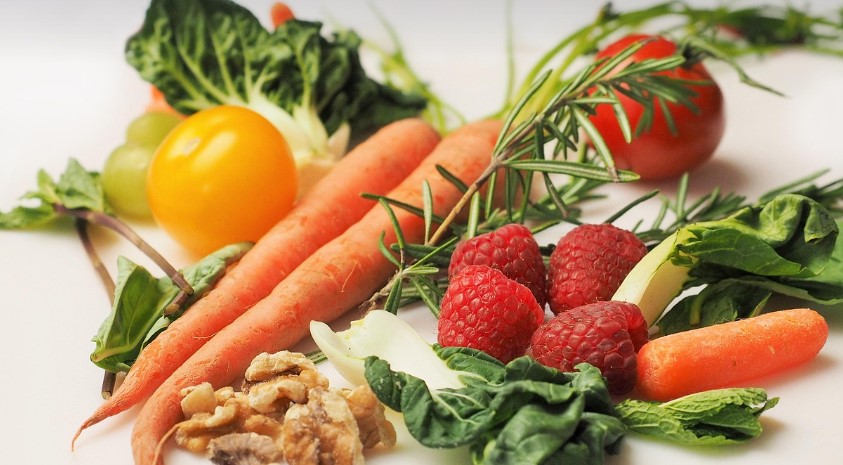 다이어트에 필요한 각종 야채들, 당근, 토마토, 딸기, 배추