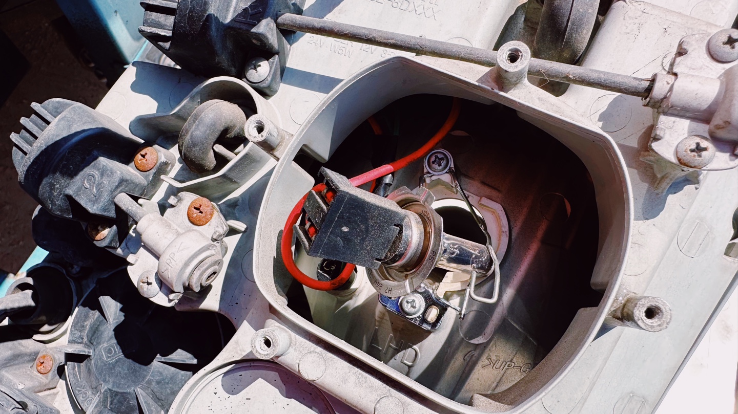 버스 전조등 교체하기