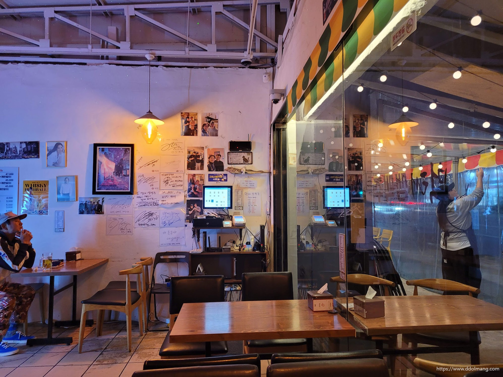 내부 모습. 유명인의 싸인과 함께