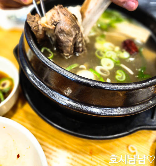 한촌설렁탕 왕갈비탕은 고기 살 가득하고 담백한 국물맛이 일품