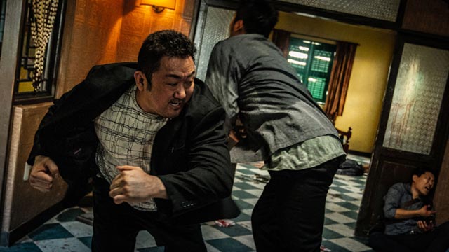 마석도(마동석)가 펀치를 날리고 있다.