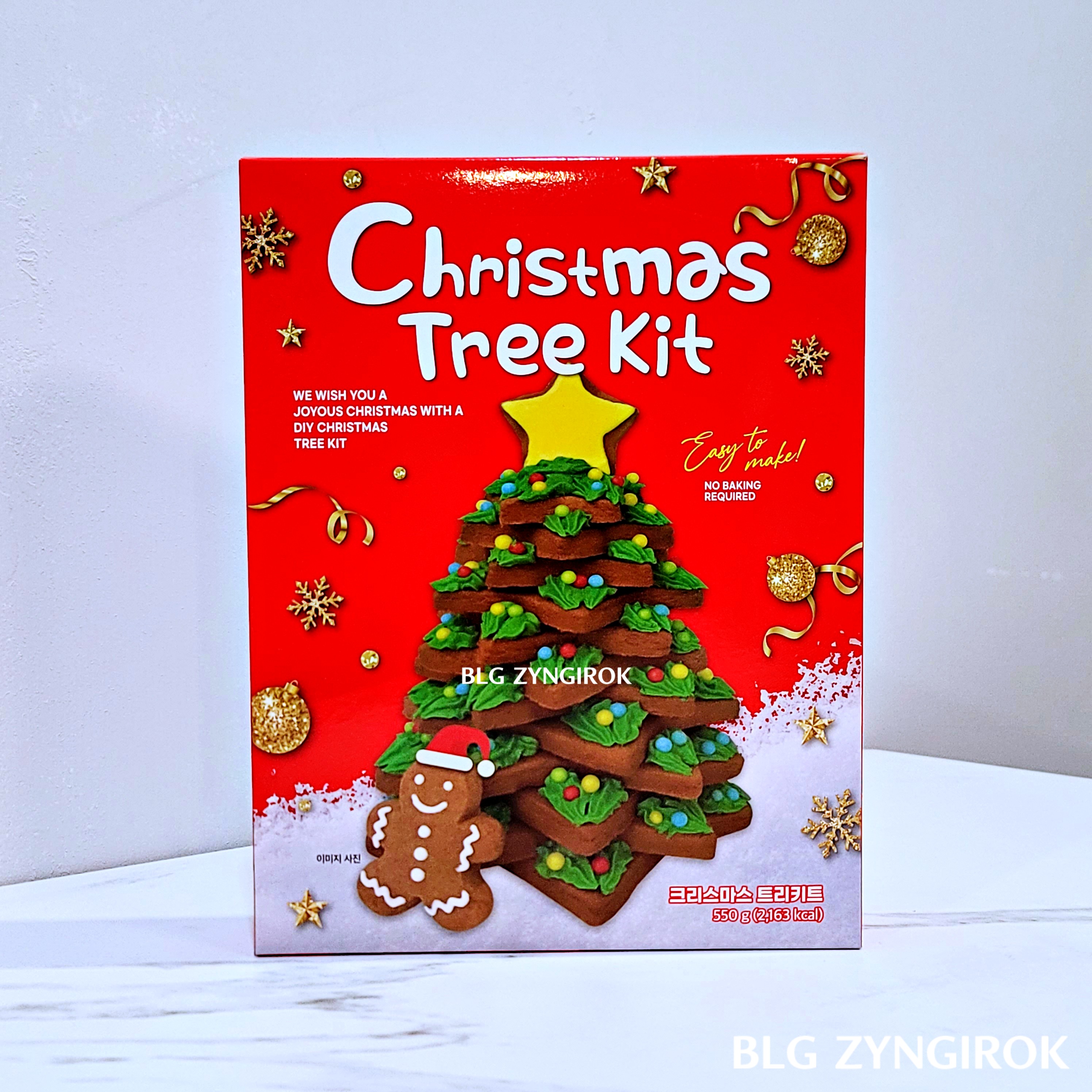노브랜드에서 구매한 크리스마스 트리 키트가 테이블 위에 놓여있다.
