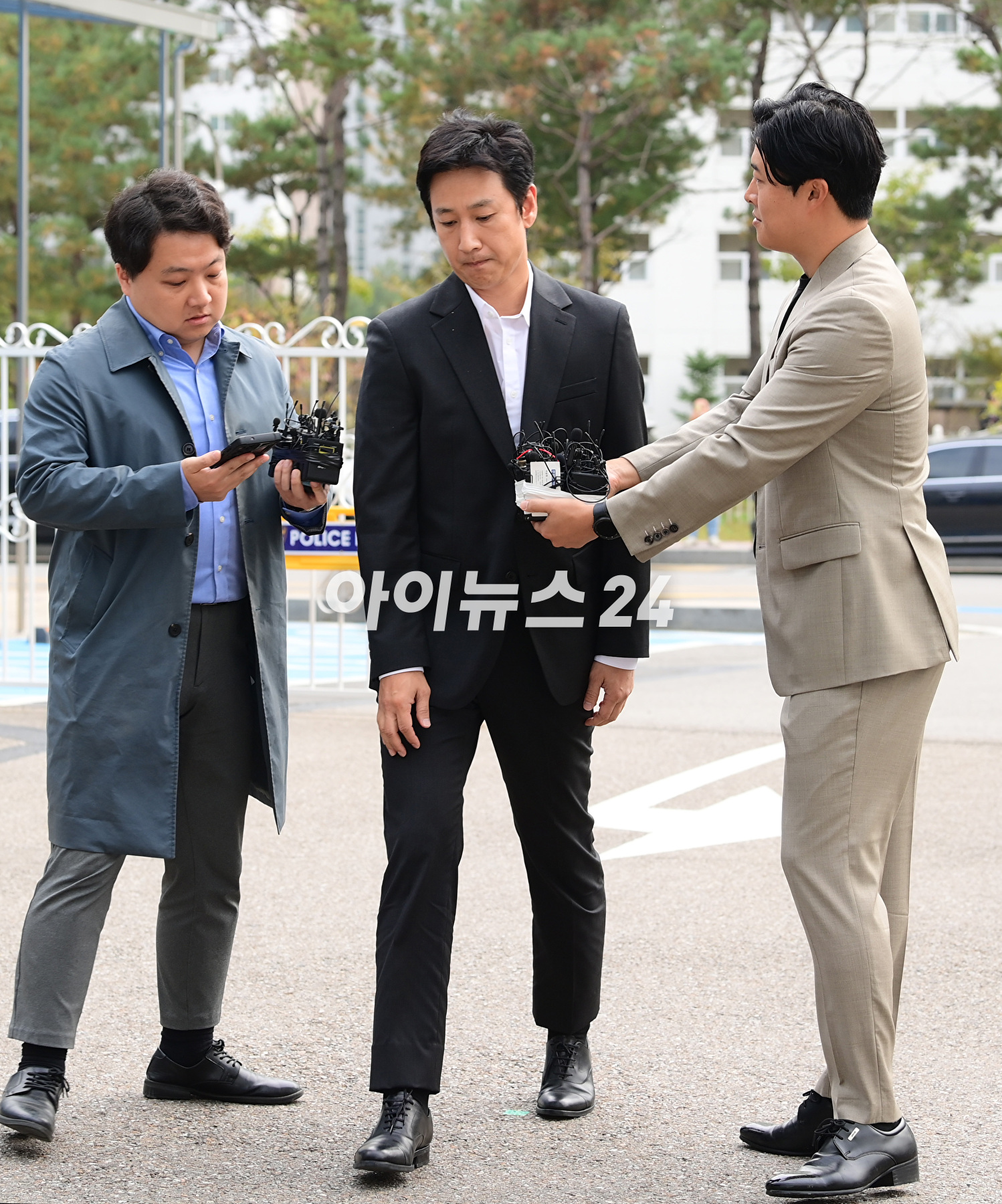 마약 투약혐의로 입건된 배우 이선균이 4일 오후 인천 남동구 인천논현경찰서로 출석하고 있다. [사진=정소희 기자]