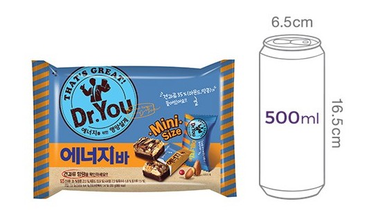닥터유-단백질바를-캔과-크기-비교하고-있습니다.