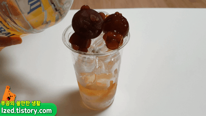 커피 라이언 위로 물을 싸악~