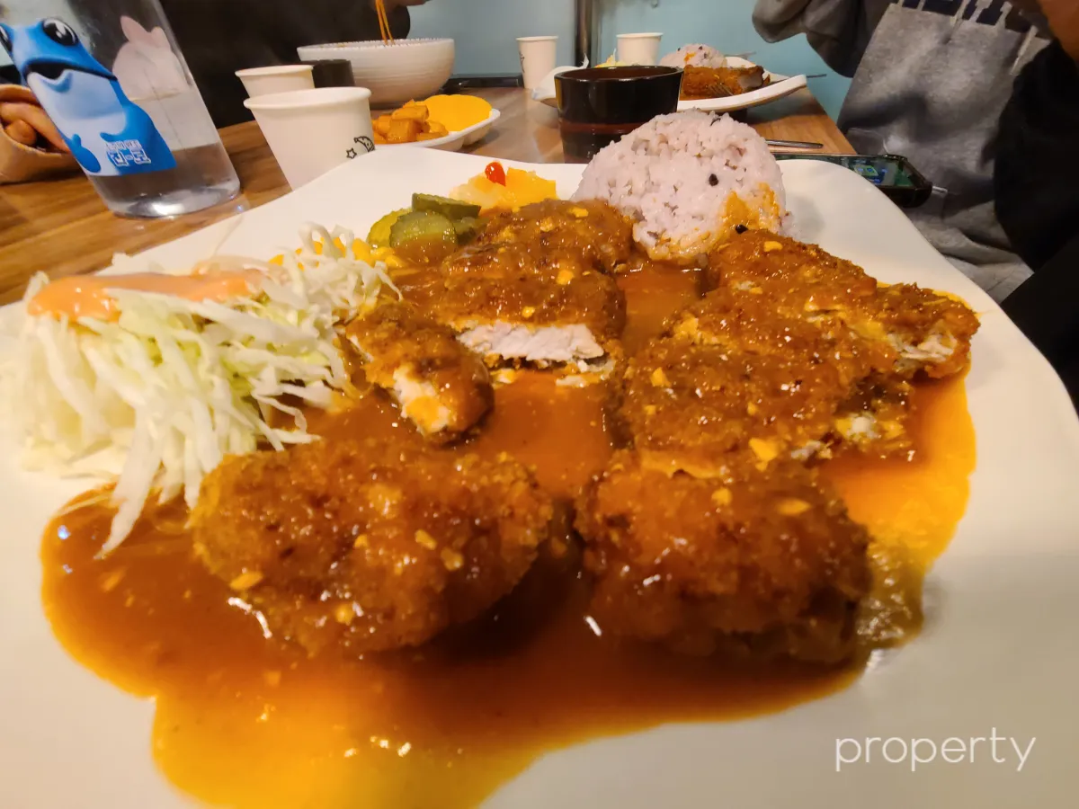 도톰한-고기-소스뿌려진-돈가스-자른-모습-양배추샐러드-피클-콘샐러드-후르츠칵테일-밥