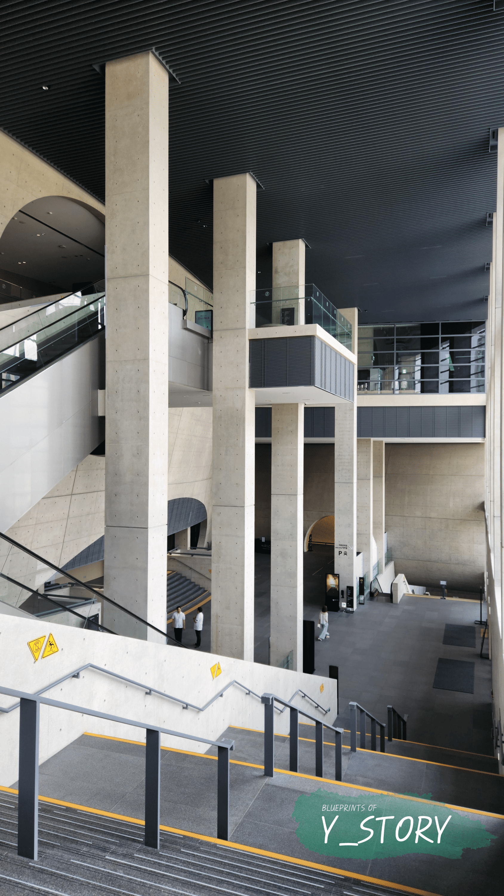 안도 다다오 건축가가 설계한 LG 아트센터의 내부 홀